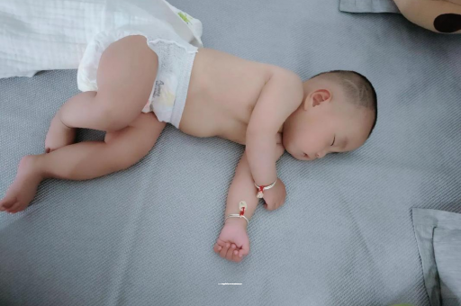 义乌三个月宝宝抬头不稳